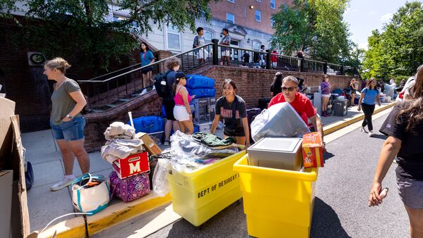 students moving into residence halls